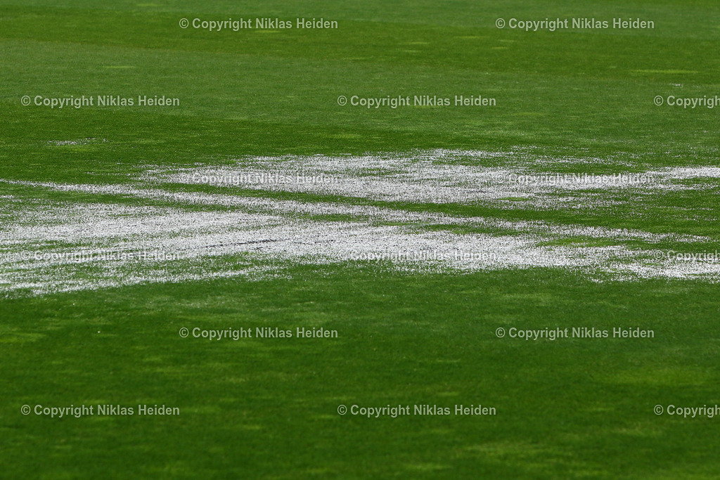 NH_HolsteinKiel_Trainingslager_Oesterreich_Training_27072024 | Nach dem Gewitter war der Rasen in der Sports Arena Seefeld nicht mehr zu bespielen. Das Wasser war deutlich zu sehen..Fußball I Herren I Training I Saison 2024-2025 I Holstein Kiel I Trainingslager Seefeld (Österreich) I 27.07..2024 I Seefeld Sports Arena