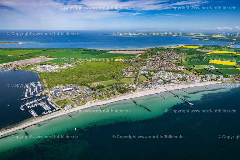 Grossenbrode_ELS_4524150522 | GROßENBRODE 15.05.2022 Ortsansicht an der Meeres-Küste der Ostsee in Großenbrode im Bundesland Schleswig-Holstein. // Townscape on the seacoast of Baltic Sea in Grossenbrode in the state Schleswig-Holstein. Foto: Martin Elsen