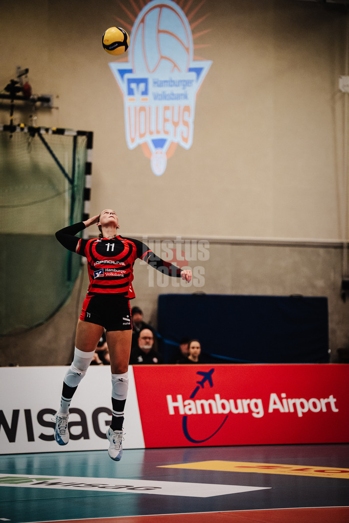 Volleyball | Frauen | Saison 2025/2026 | Volleyball Bundesliga | ETV Hamburger Volksbank Volleys vs. Ladies in Black Aachen | 29.10.2025 | Svea Frobel (#11, ETV Hamburger Volksbank Volleys) beim Aufschlag