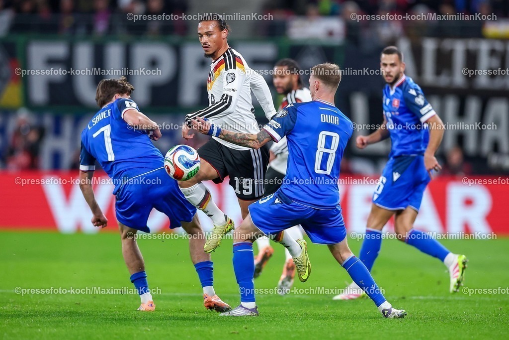 DFB17112501067 | 17.11.2025, Fußball, Länderspiel, WM-Qualifikation Europa, Deutschland - Slowakei, Red Bull Arena (Leipzig), 10. Spieltag, Saison 2025 2026: Leroy Sane (GER #19) im Zweikampf gegen Leo Sauer (SLK #07)Ondrej Duda (SLK #08)  Regulations prohibit any use of photographs as image sequences and or quasi-video.