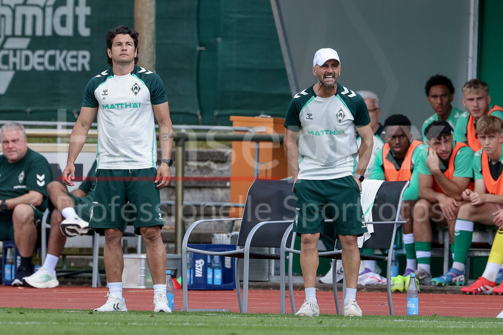 Fussball, Regionalliga Nord, SV Werder Bremen II - Blau-Weiß Lohne | v.li.: Nelson Valdez (Co-Trainer, SV Werder Bremen II) und Christian Brand (Trainer, SV Werder Bremen II)