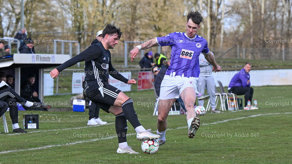 VfR Neumünster (lila) vs SV Preußen 09 Reinfeld (schwarz) | Nick Neca (VfR #17) vs Leon Nagorny (Reinfeld #27) / Fußball-Oberliga Männer 2025/2026 / VfR Neumünster (lila) vs SV Preußen 09 Reinfeld (schwarz) / Grümmi-Arena / Neumünster / 06.04.26 - Realisiert mit Pictrs.com