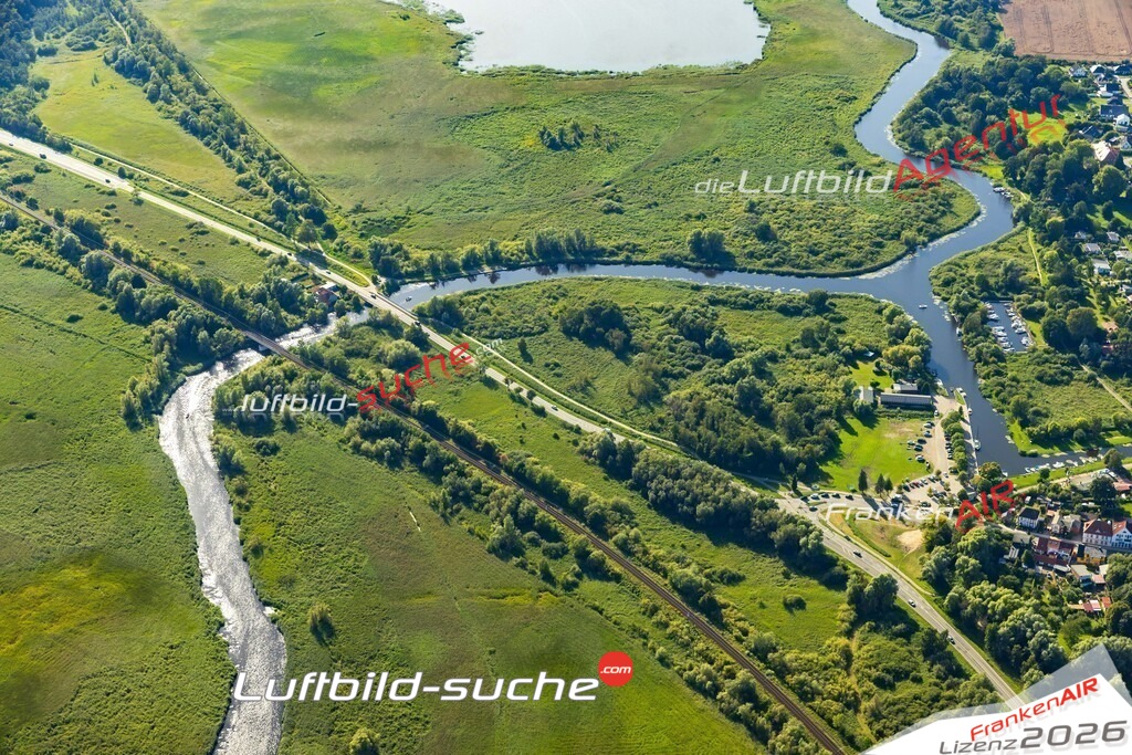 Brücke Natur Bäume Wald Ribnitz-Damgarten Bild- Das Luftbild wurde 2025 vom UL-Flugzeug heraus erstellt ( keine Drohne bzw. Drohnenaufnahme ) - Hochauflösende Luftaufnahme -Nicht vergleichbar mit Google Maps oder Satelittenbilder- Die Geschenkidee !Mit Lizenz und Bildrechte bestellbar - CC