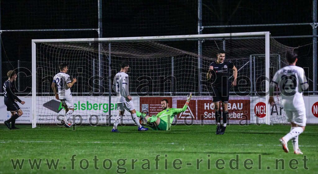 2024-03-15_074_FC_Schwaig_gegen_1_FC_Garmisch-Partenkirchen | Oberding, Deutschland, 15.03.2024:
Fußball, Landesliga Südost 2023 / 2024, 25. Spieltag, FC Schwaig gegen 1. FC Garmisch-Partenkirchen, Endergebnis: 4:0

Joshua Steindorf (FC Schwaig, #33), Florian Langenegger (1. FC Garmisch-Partenkirchen, #28), Nicolai Bierling (1. FC Garmisch-Partenkirchen, #5), Torwart David Salcher (1. FC Garmisch-Partenkirchen, #1), Raffael Ascher (FC Schwaig, #9), Sandu Poplacean (1. FC Garmisch-Partenkirchen, #23)

Foto: Christian Riedel / fotografie-riedel.net