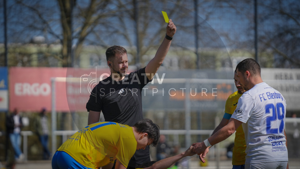 Fußball, Herren, Saison 2025/2026, Regionalliga Nordost, 29. Spieltag, FSV 63 Luckenwalde vs. FC Eilenburg, Samstag 11.04.2026, Werner-Seelenbinder-Stadion Luckenwalde, | Fußball, Herren, Saison 2025/2026, Regionalliga Nordost, 29. Spieltag, FSV 63 Luckenwalde vs. FC Eilenburg, Samstag 11.04.2026, Werner-Seelenbinder-Stadion Luckenwalde, Im Bild: Schiedsrichter Pascal Wien zeigt Michael Schlicht (r. 29 Eilenburg) die gelbe Karte - Realisiert mit Pictrs.com
