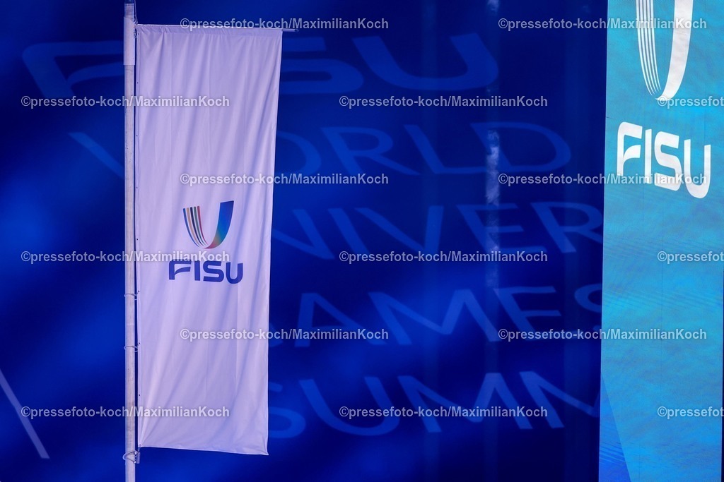 FISU16072501065 | 16.07.2025, Duisburg, FISU World University Games Summer, Rhine-Ruhr 2025, Opening Ceremony, Schauinsland-Reisen-Arena: Flaggeneinmarsch mit acht Athleten und Athletinnen der Zukunft, den Rising Stars zum Hissen der FISU Flagge 