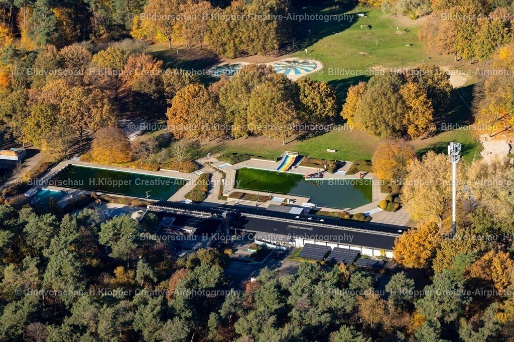 Luftbilder Walbeck-7609 | Luftbildfotografie Herbstliche verfärbte Vegetationsansicht Offenes Schwimmbecken des Freibades " Waldfreibad Walbeck " an der Straße Am Freibad in Walbeck im Bundesland Nordrhein-Westfalen, Deutschland - Realisiert mit Pictrs.com