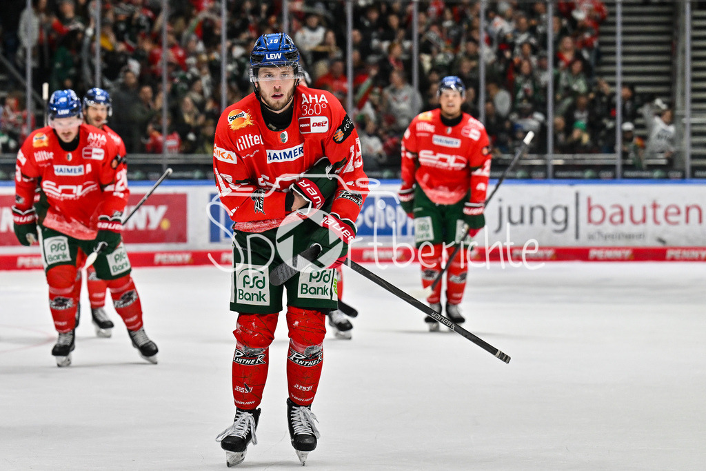 Augsburger Panther - Schwenninger Wild Wings | AUGSBURG, DEUTSCHLAND - 2. NOVEMBER: Jubel der Panther nach dem Treffer zum 5-1 durch Riley DAMIANI (Augsburger Panther 19), Tor / Torschuetze / Freude / Happy beim Ligaspiel zwischen den Augsburger Panthern und den Schwenninger Wild Wings am 17. Spieltag der Penny DEL im Curt Frenzel Stadion am 02.11.2025