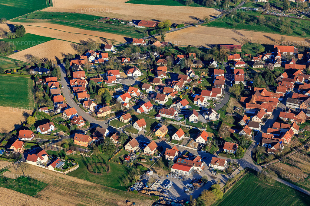 Luftbild: Ortsansicht von Nordwesten in Hunspach im Bundesland Bas-Rhin in Frankreich. – Foto: IMG_097791.jpg vom 27.03.2017 durch Werner Riehm/FLY-FOTO.de – Auflösung des Originals: 5326 x 3551 px