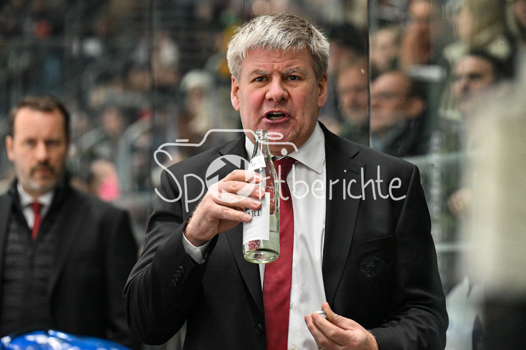 Augsburger Panther - Löwen Frankfurt | AUGSBURG, GERMANY - 16. JANUARY: im Bild Bill PETERS Trainer Augsburger Panther / Einzelfoto / Freisteller während dem Match zwischen den Augsburger Panthern und den Löwen Frankfurt am 40. Spieltag der penny DEL im Curt Frenzel Stadion