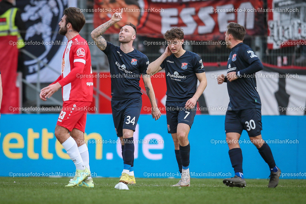 RWE3Liga02032401029 | 02.03.2024, Essen, Fußball, bwin 3. Liga Herren, Stadion an der Hafenstraße, 28. Spieltag Saison 2023 2024, Rot-Weiss Essen – SpVgg Unterhaching:  Torjubel nach dem 1:0 durch Patrick Hobsch (SpVgg Unterhaching). 
DFB regulations prohibit any use of photographs as image sequences and or quasi-video.