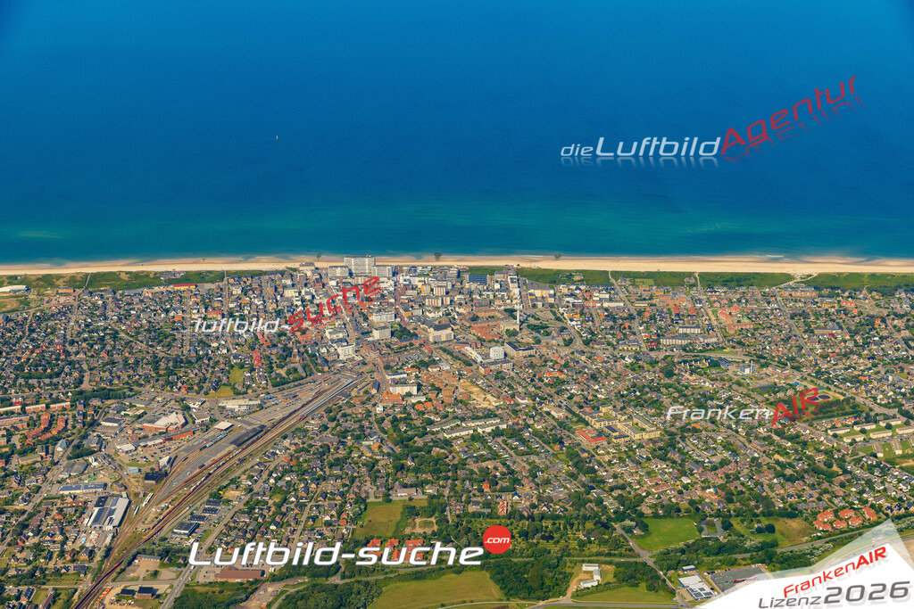 Schrägluftbild  Westerland  Sylt - Das Luftbild wurde 2025 vom UL-Flugzeug heraus erstellt (ohne Drohne- keine Drohnenaufnahme ) - Hochauflösende Luftaufnahme -Nicht vergleichbar mit Google Maps oder Satelittenbilder- Die Geschenkidee !Mit Lizenz und Bildrechte bestellbar