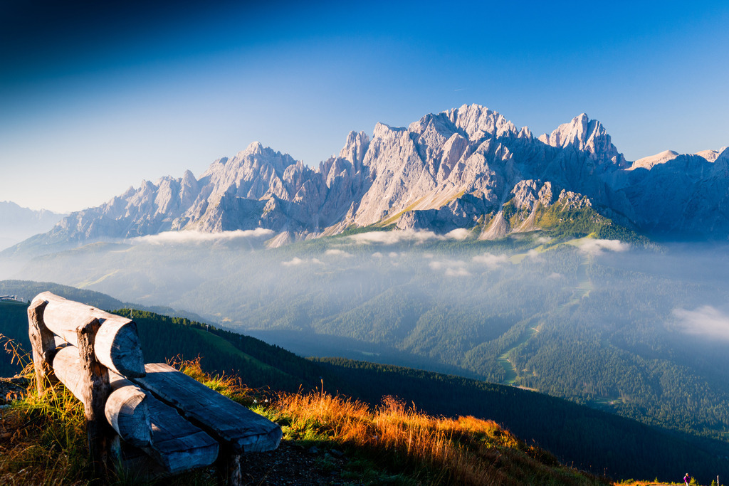 Die Sonnenbank | Ruhebank am Helm in der Morgensonne, im Tal hängen noch die letzten Nebelschwaden - Realisiert mit Pictrs.com