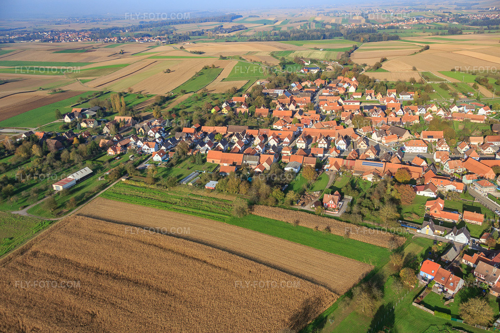 Aerial view: View of the town from the southwest in Rittershoffen in the state Bas-Rhin, France. – Photo: IMG_075614.jpg taken on 11/01/2014 by Werner Riehm/FLY-FOTO.com – Resolution of the original: 5472 x 3648 px