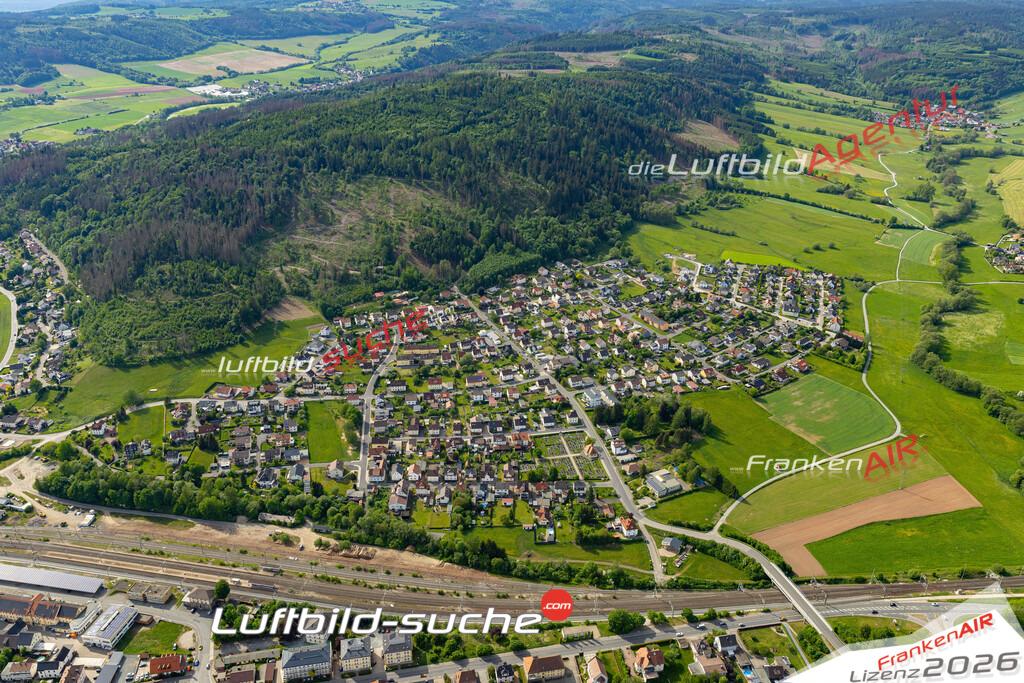 Das Luftbild der Stadt Pressig wurde 2022 vom Flugzeug heraus erstellt (keine Drohnen-Aufnahmen) Aufnahmehöhe ca.450 Meter- hohe Bildauflösung und Druck-Qualität. Garantiert!