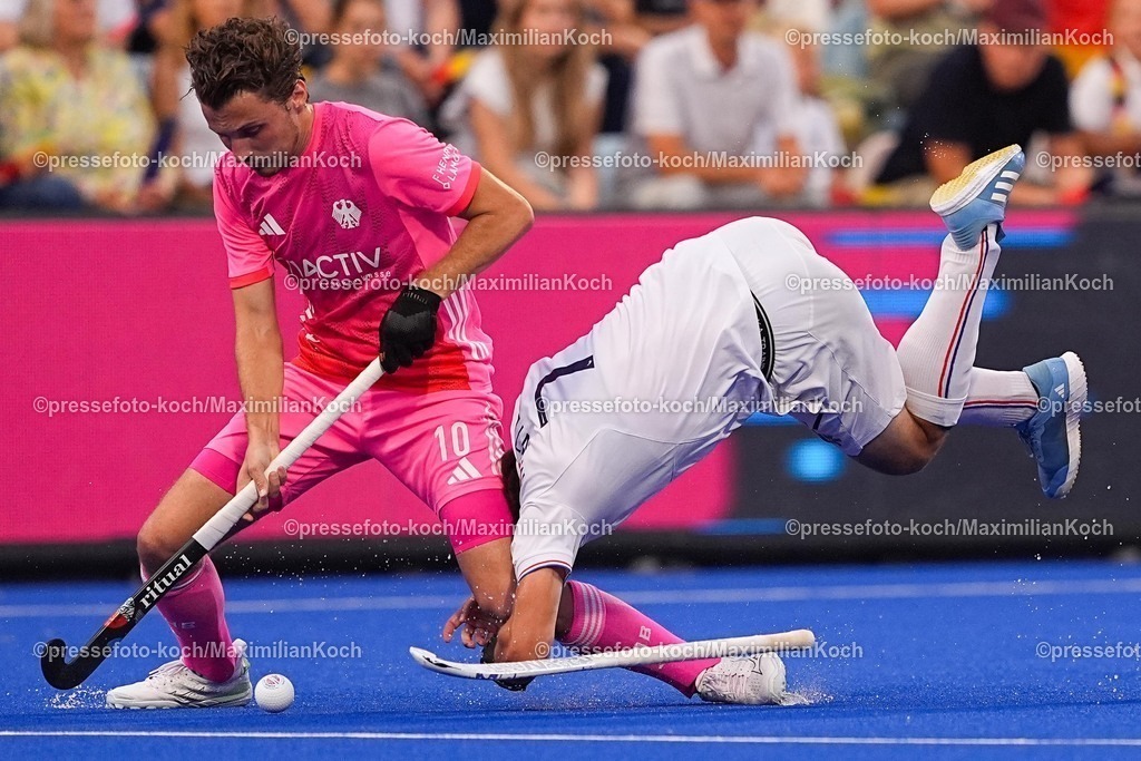 xydrx08082502075 | 08.08.2025, xydrx, Herren EuroHockey Championship 2025, Gruppenphase, Gruppe B, Deutschland - Frankreich, Sparkassenpark Mönchengladbach: Lucas Montecot (Franzoesische Feldhockey Nationalmannschaft #7) im Zweikampf gegen Johannes Große (Deutsche Feldhockey Nationalmannschaft #10)