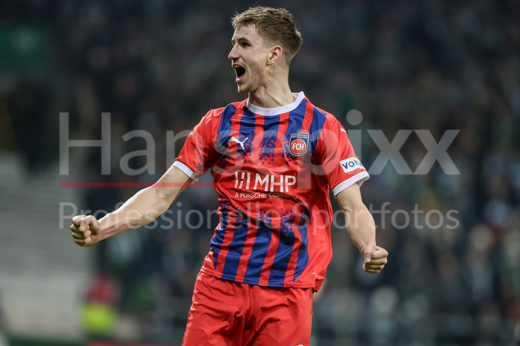 Fussball, Bundesliga, SV Werder Bremen - 1. FC Heidenheim | v.li.: Torschütze Jan Schöppner (1. FC Heidenheim, 3) mit Torjubel, Jubel, jubeln, jubelt, optimistisch, Spielszene, Highlight, Freude über das Tor zum 1:1, DIE DFL-RICHTLINIEN UNTERSAGEN JEGLICHE NUTZUNG VON FOTOS ALS SEQUENZBILDER UND/ODER VIDEOÄHNLICHE FOTOSTRECKEN. DFL REGULATIONS PROHIBIT ANY USE OF PHOTOGRAPHS AS IMAGE SEQUENCES AND/OR QUASI-VIDEO.