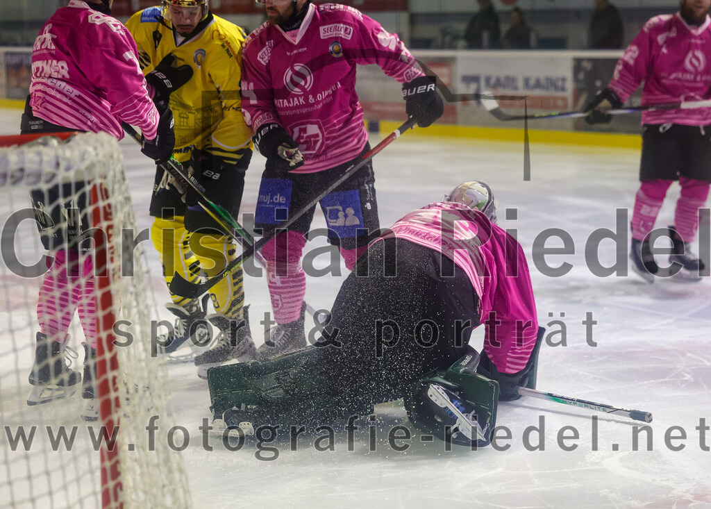 2025-10-10_039_TSV_Erding_gegen_onesto_Tigers_Bayreuth | Erding, Deutschland, 10.10.2025:Eishockey, Oberliga Süd 2025 / 2026, 7. Spieltag, TSV Erding gegen onesto Tigers Bayreuth, Endergebnis: 2:5Louis Trattner (Erding Gladiators, #7), Markus Eberhardt (Erding Gladiators, #94), Torwart Leon Meder (Erding Gladiators, #39)Foto: Christian Riedel / fotografie-riedel.net