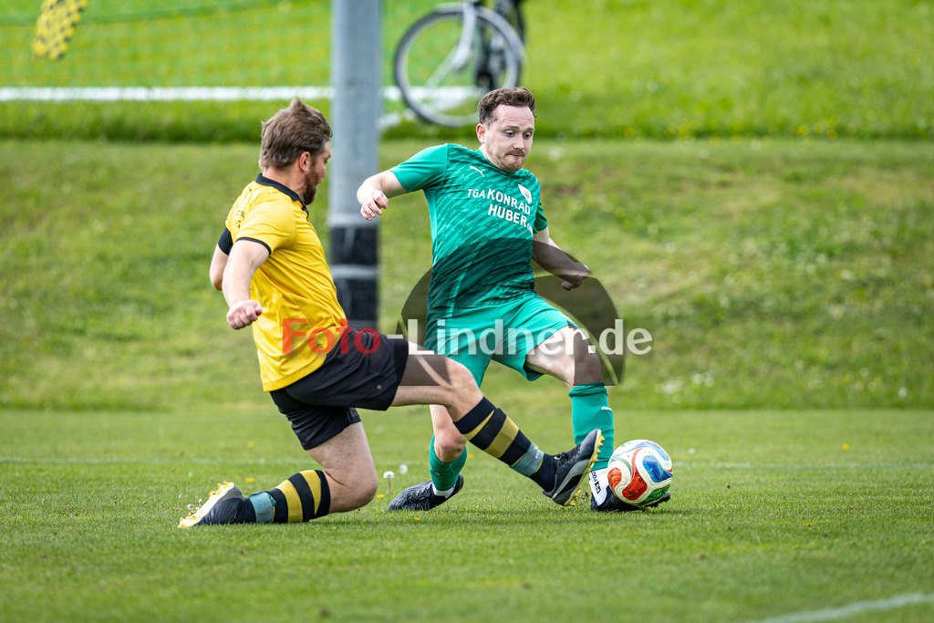 SV Haunshofen gegen TSV Perchting-Hadorf | Fußball Herren A-Klasse Gruppe 5 Zugspitze 2025/26 24. Spieltag, SV Haunshofen gegen TSV Perchting-Hadorf, 20260517,Zweikampf,2026-05-17 in 82407 Haunshofen (Rasenplatz 1, Hauptstraße 60), Leonhard WAGNER (TSV Perchting-Hadorf Kapitän 7), Christian SCHUSTER (SV Haunshofen 10)Copyright: WolfgangxLindner www.foto-lindner.de