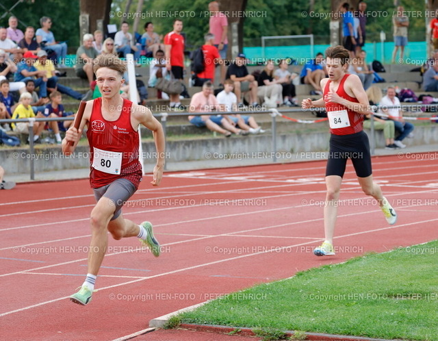 Abendsportfest Pfungstadt mit WM-Norm | 20.08.2025 Leichtathletik Pfungstädter Abendsportfest Stadion TSV Pfungstadt hier erfolgreiche Qualifikation zur Deutschen Meisterschaft mit der 4 x 400 Meter Staffel v. li. Owe Fischer-Breiholz (80) Okai Charles (78) Christoph Schrick (84) Lasse Schmitt (83) alle Königsteiner LV (Foto: Peter Henrich) - Realisiert mit Pictrs.com