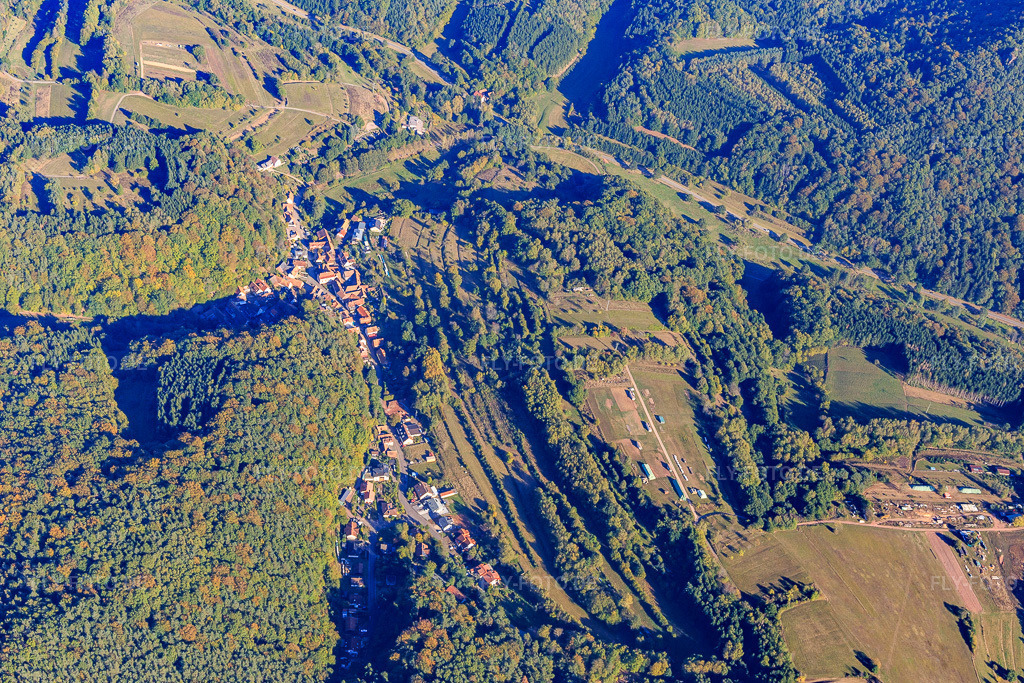 Luftbild: Ortsansicht von Westen in Oberschlettenbach im Bundesland Rheinland-Pfalz in Deutschland. Foto: IMG_095249.jpg vom 16.10.2016 durch Werner Riehm/FLY-FOTO.de