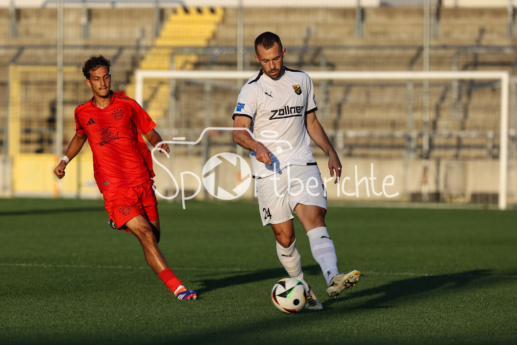 FC Bayern Amateure - DjK Vilzing | im Duell Mudaser SADAT (FC Bayern München II #7) und Felix WEBER (DJK Vilzing #24) / Zweikampf / Regionalliga Bayern: FC Bayern München II - DjK Vilzing, Grünwalder Stadion am 30.08.2024