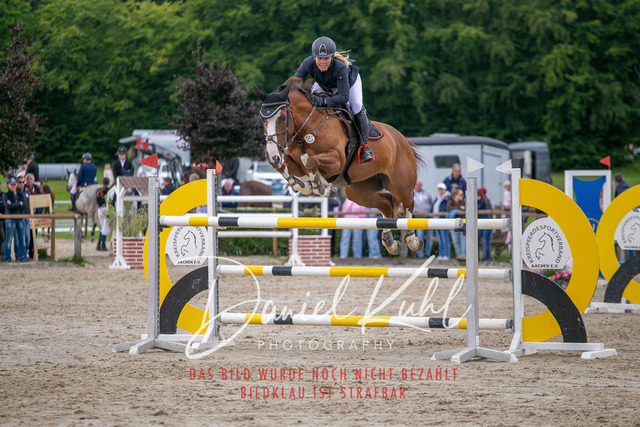 IMG_5762 | Deine Turnierfotos vom Reitturnier online kaufen: Dressur, Springen & Siegerehrung. Professionelle Pferdefotografie aus dem Rheinland – als Download & Print.Alternative: Turnierfotograf für den Pferdesport: Finde deine Fotos von Dressur- und Springturnier