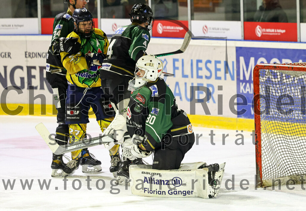 2022-12-16_042_TSV_Erding_gegen_EC_Pfaffenhofen | Erding, Deutschland, 16.12.2022:
Eishockey, Bayernliga 2022 / 2023, 21. Spieltag, TSV Erding gegen EC Pfaffenhofen, Endergebnis: 14:1

Simon Franz (Erding Gladiators, #4), Torwart Patrick Mayer (Erding Gladiators, #30)

Foto: Christian Riedel / fotografie-riedel.net