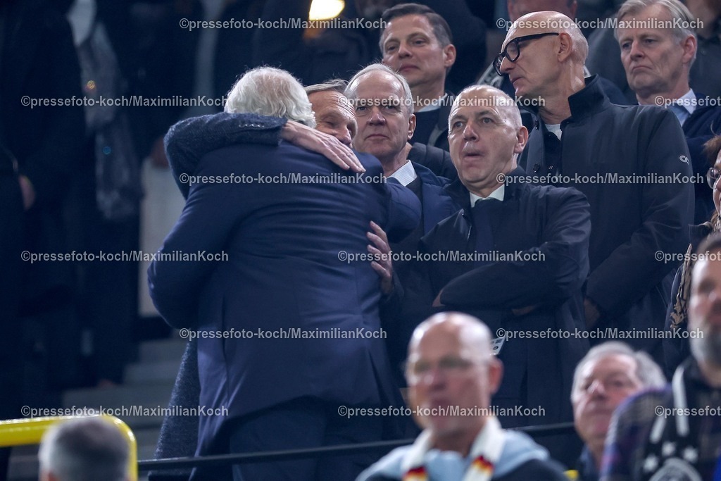 DFB23032502157 | 23.03.2025, Fußball, Viertelfinale UEFA Nations League, Deutschland - Italien, Signal Iduna Park, Saison 2024 2025: Rudi Völler (DFB Direktor A-Nationalmannschaft) umarmt Hans Joachim Watzke (DFB Vizepräsident) neben DFB-Präsident Bernd Neuendorf auf der TribüneDFB regulations prohibit any use of photographs as image sequences and or quasi-video.