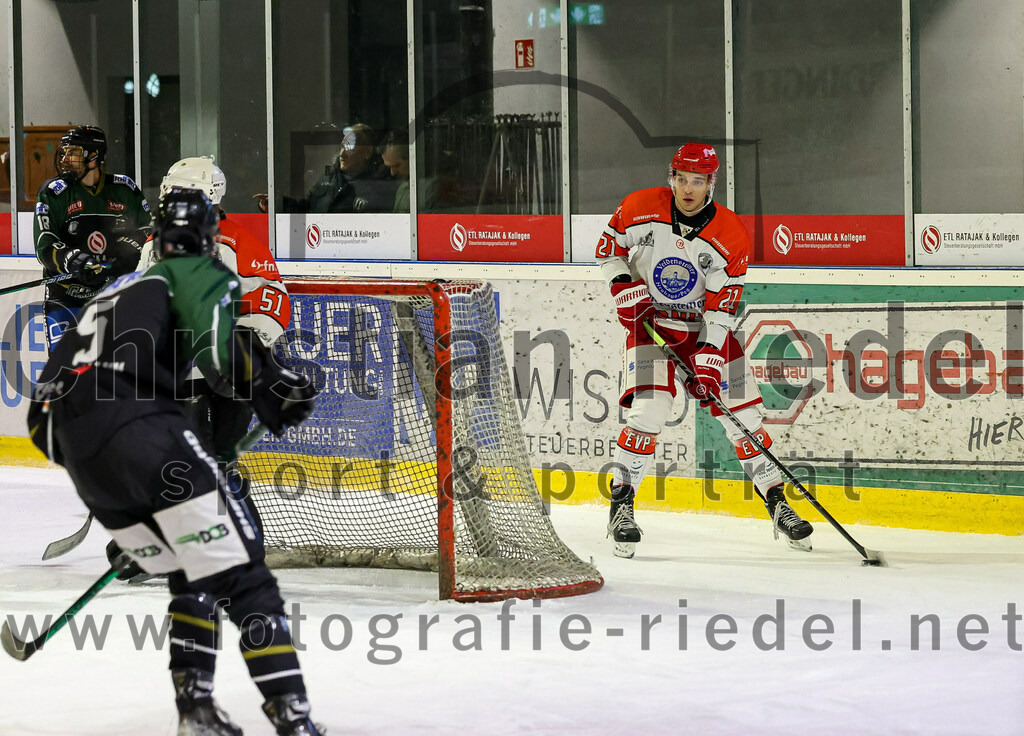 2022-12-02_126_TSV_Erding_gegen_EV_Pegnitz | Erding, Deutschland, 02.12.2022:
Eishockey, Bayernliga 2022 / 2023, 17. Spieltag, TSV Erding gegen EV Pegnitz, Endergebnis: 9:3

Roman Navarra (EV Pegnitz, #21)

Foto: Christian Riedel / fotografie-riedel.net