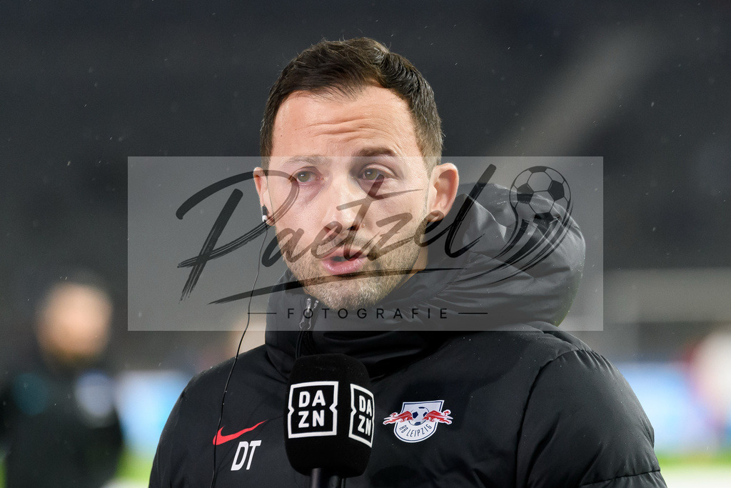 BSCRBL20220220_020 | Fussball, Herren: Trainer Domenico Tedesco (RB Leipzig) im Interview bei dem Spiel der 1. Bundesliga zwischen Hertha BSC und RB Leipzig im Olypiastadion am 20.02.2022 in Berlin, Deutschland.DFB / DFL REGULATIONS PROHIBIT ANY USE OF PHOTOGRAPHS AS IMAGE SEQUENCES AND/OR QUASI-VIDEO. - Realisiert mit Pictrs.com