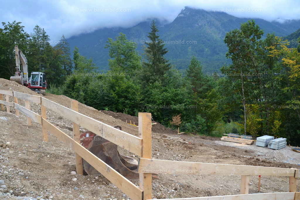 Baugrubensicherung, Absturzsicherung | Baugrube in Hanglage mit Holzzaun als Absturzsicherung