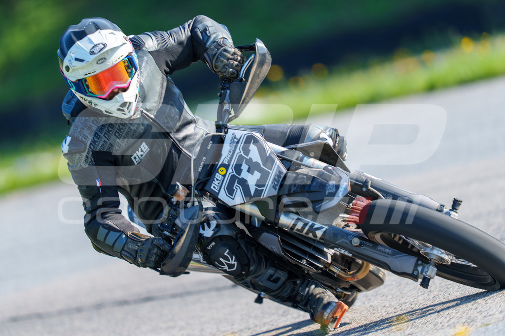 SuperMoto_Staatsmeisterschaft_Greinbach_053 | GRIPcapture steht für authentische Sportfotografie in Österreich – für Momente, die mehr sind als Geschwindigkeit oder Ergebnis. Es geht um Emotion, Spannung, Fokus und den Augenblick, der oft nur einen Wimpernschlag dauert.Ob Motorsport, Teamsport oder 