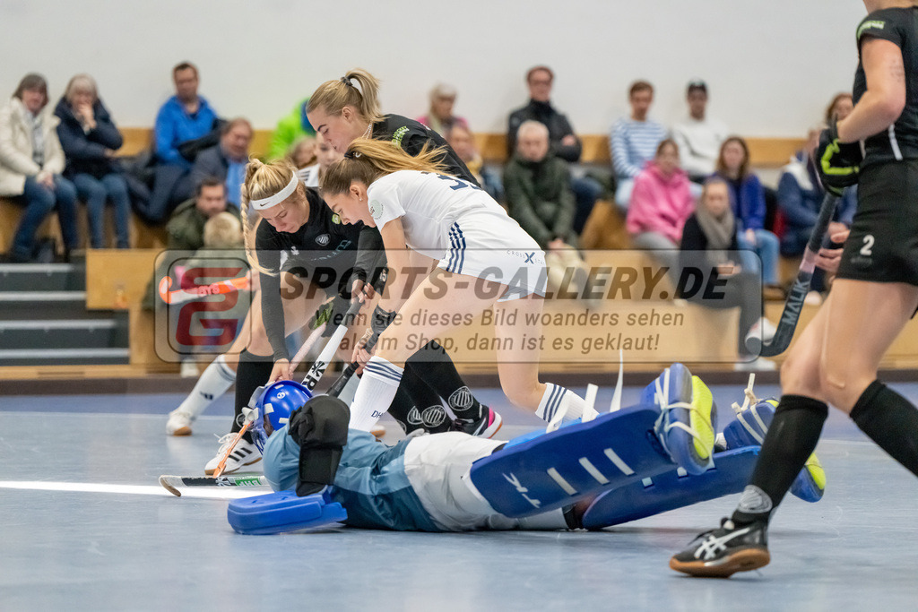 HK_20241201_109515 | 1. Bundesliga Halle Damen Düsseldorfer HC - Schwarz Weiss Köln am 1.12.2024 DHC, Düsseldorf , Anna Schruff ( Schwarz Weiss Köln #4 ) , Lucy Zich (  Düsseldorfer HC #33 )