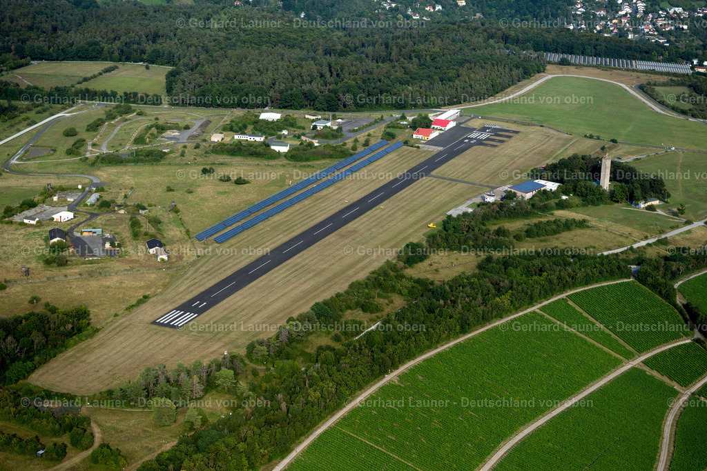 4047988 | WüRZBURG 21.08.2021 Flugplatz " Würzburg-Schenkenturm " an der Start- und Landebahn zwischen Weinbergen, Photovoltaikanlage und " Balthasar-Neumann-Kaserne " im Ortsteil Veitshöchheim in Würzburg im Bundesland Bayern, Deutschland. Weiterführende Informationen bei: Flugsport-Club Würzburg e.V.. // Airfield "Wuerzburg-Schenkenturm" at the runway between vineyards, photovoltaic system and "Balthasar-Neumann-Kaserne" in Wuerzburg in the state Bavaria, Germany. Further information at: Flugsport-Club Wuerzburg e.V.. Foto: Gerhard Launer
