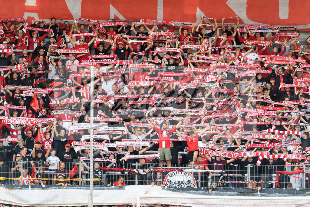 HFCFCK20210824_002 | Fussball, Herren: . Fans vom Hallescher FC beim Spiel der 3. Liga zwischen Hallescher FC und 1. FC Kaiserslautern im Leuna-Chemie-Stadion am 24.08.2021 in Halle (Saale), Deutschland. - Realisiert mit Pictrs.com