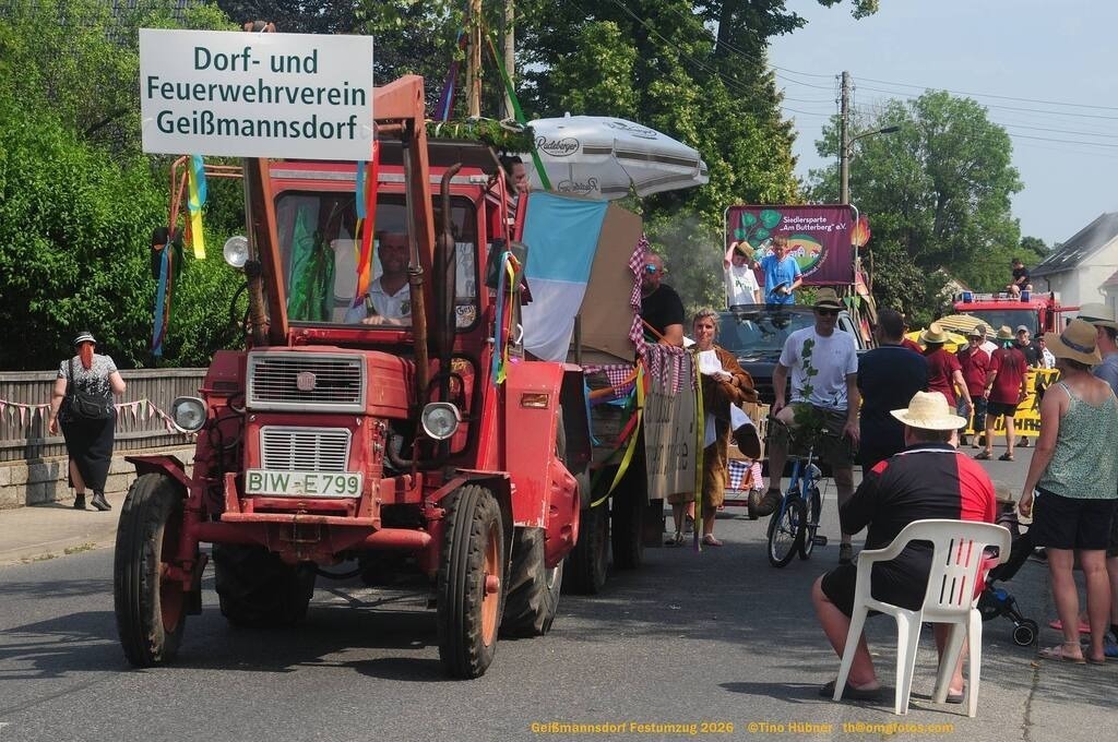 Geißmannsdorf-2026-Festumzug-191 | Festumzug in Geißmannsdorf bei Bischofswerda im Juni 2026. Fotografische Eindrücke und Momentaufnahmen vom Festumzug anläßlich des 800-jährigen Bestehens von Geißmannsdorf - mit Teilnehmern und Gästen, Strohpuppen und geschmückten Vorgärten und Grundstücken - Realisiert mit Pictrs.com