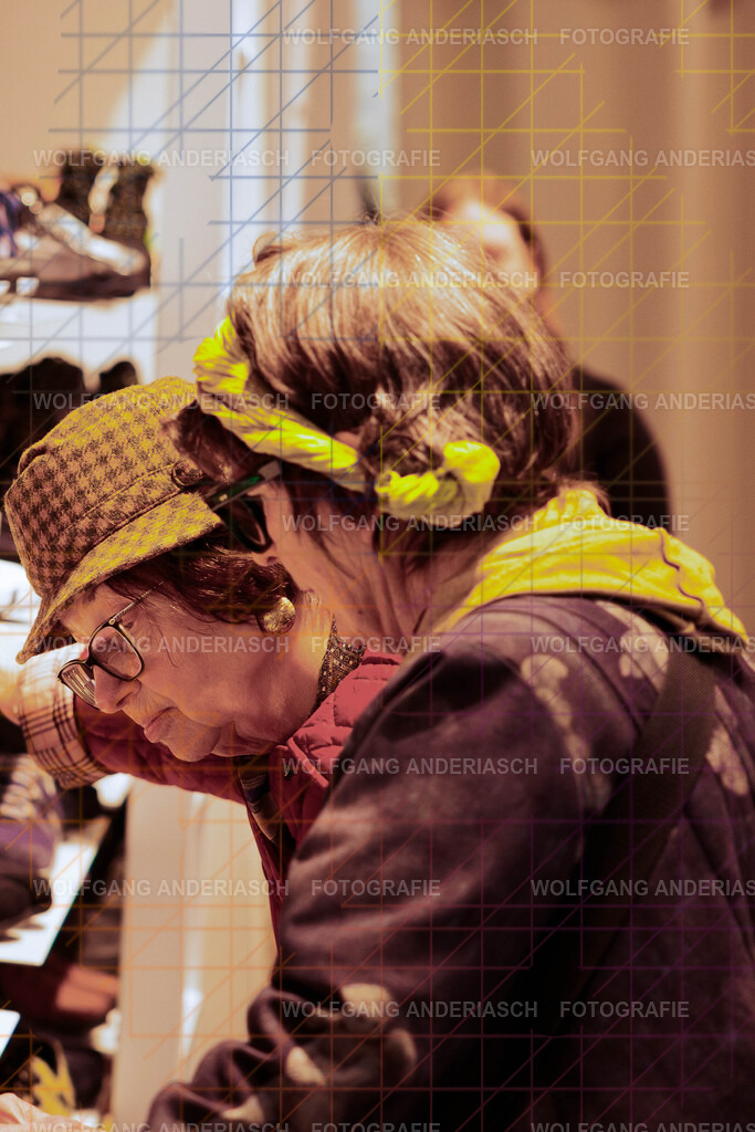 20251130-104707_Schmuck_R3A_0055_wa | Eine besondere Vernissage mitten im Flagship-Store von BÄR Schuhe in Frankfurt: Schmuck trifft auf orthopädische Schuhkunst, Design auf Wohlgefühl. Zwischen funkelnden Details und anatomischer Präzision entstand ein Abend voller Stil, Inspiration und echter Handwerksqualität. Ein herzliches Dankeschön an Alexandra Feirer für die großartige Gastfreundschaft und diesen stimmungsvollen Rahmen. - Realisiert mit Pictrs.com