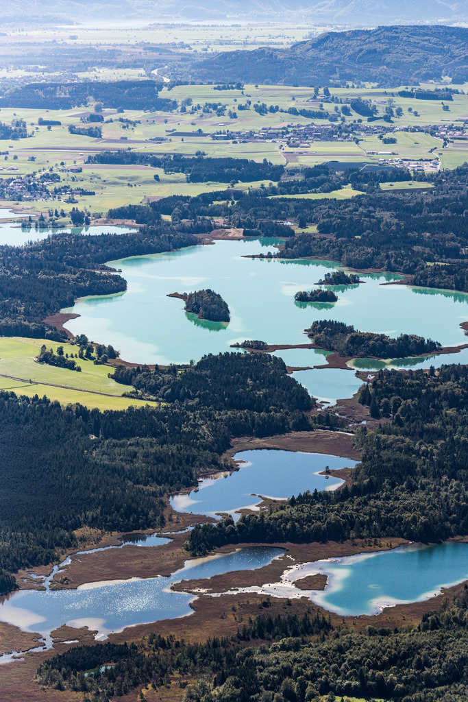 dr__0011043.jpg | SEESHAUPT 27.09.2018 Die Osterseen zwischen Iffeldorf und Seeshaupt im Bundesland Bayern. Die Seenlandschaft im Naturschutzgebiet südlich des Starnberger Sees gehört zu Bayerns schönsten Geotopen, die Uferbereiche sind trotz der strengen Reglementierung als Ausflugs- und Badegebiet beliebt. // Waterfront landscape on the Osterseen lakes in Iffeldorf in the state Bavaria, Germany. Foto: Daniel Reiter