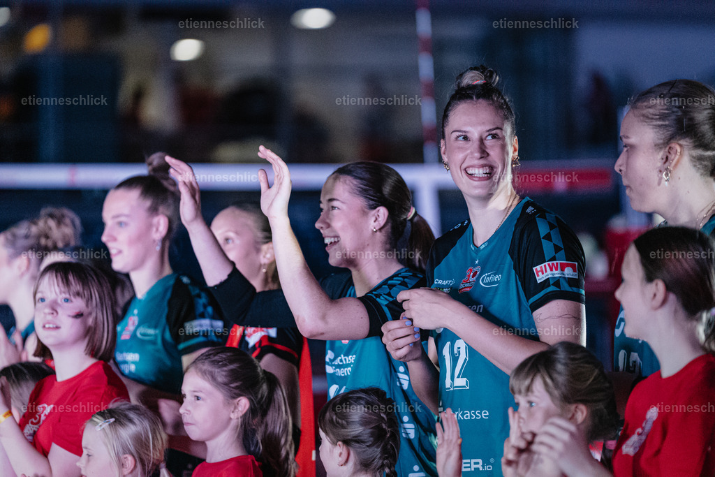 Dresdner SC - Binder Blaubären TSV Flacht, DEKRA 1. Bundesliga Frauen, Volleyball | Im Bild: Spielereinlauf Mette Marleen Pfeffer (12, Dresdner SC)24.10.2026, Dresdner SC -  Binder Blaubären TSV Flacht, DEKRA 1. Bundesliga Frauen, Volleyball, Deutschland, Dresden, Cyberport Arena