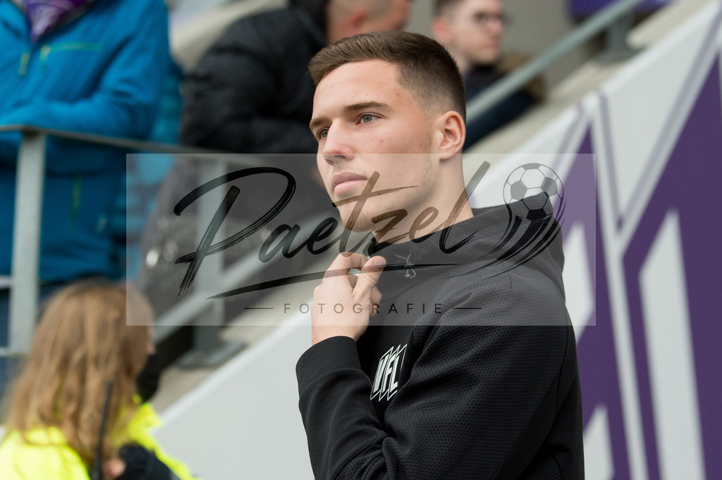 OSNTSV20211106_019 | Fussball, Herren: Luis Sprekelmeyer (VfL Osnabrueck) schaut bei dem Spiel der 3. Liga zwischen VfL Osnabrueck und TSV 1860 Muenchen im Stadion an der Bremer Bruecke am 06.11.2021 in Osnanbrueck, Deutschland.DFB / DFL REGULATIONS PROHIBIT ANY USE OF PHOTOGRAPHS AS IMAGE SEQUENCES AND/OR QUASI-VIDEO. - Realisiert mit Pictrs.com