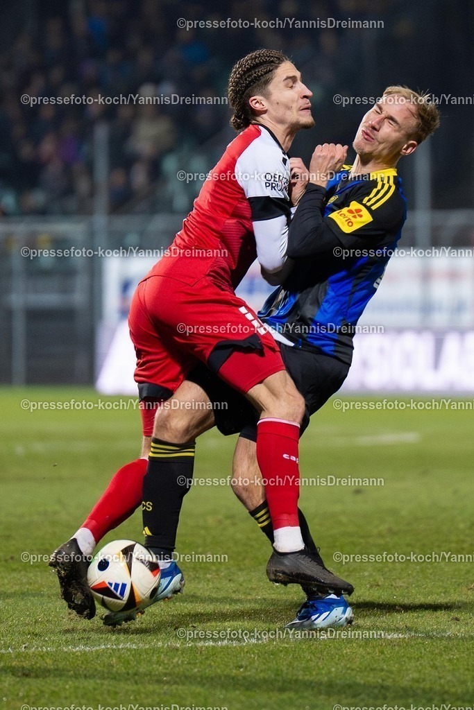 xYDR2802250101049 | 28.02.2025, xydrx, Fußball, Viktoria Köln - 1.FC Saarbrücken, 3.Liga, Sportpark Höhenberg, Saison 2024 2025: Donny Bogicevic (Viktoria Köln #8) prallt mit Florian Krueger (1.FC Saarbrücken #29) zusammen. DFB regulations prohibit any use of photographs as image sequences and or quasi-video.