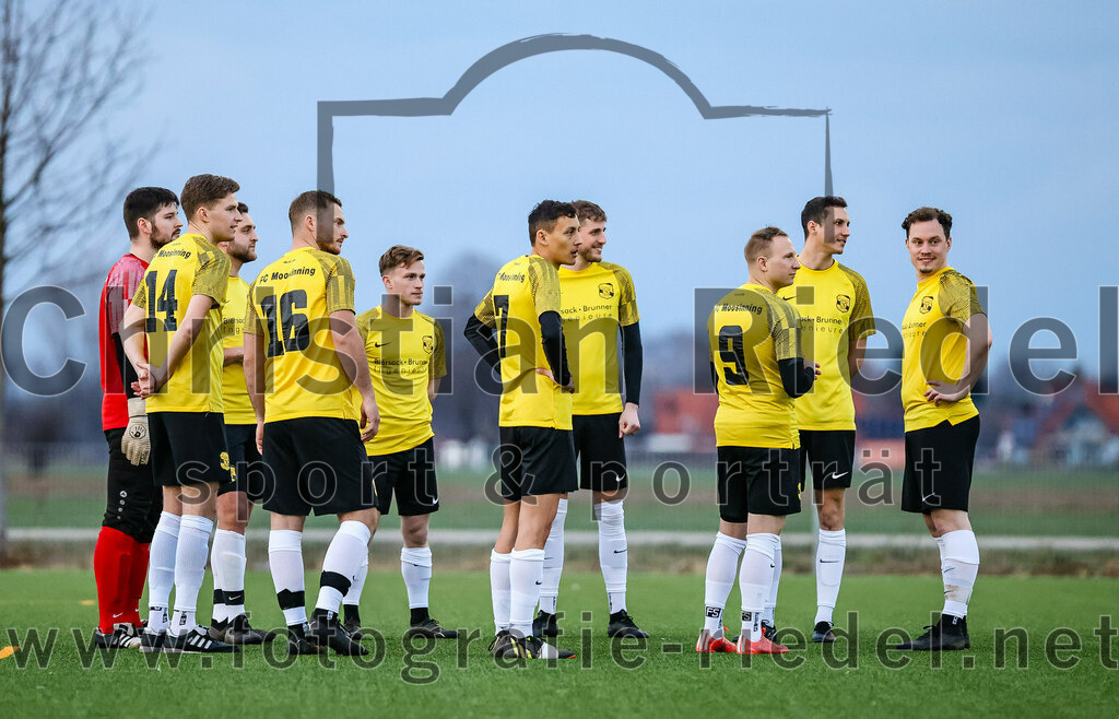2024-02-17_004_FC_Herzogstadt_gegen_FC_Moosinning_II | Erding, Deutschland, 17.02.2024:
Fußball, Kreisklasse 2023 / 2024, Testspiel, FC Herzogstadt gegen FC Moosinning II, Endergebnis: 2:2

Torwart Tobias Pfanzelt (FC Moosinning, #1), Maximilian Schmid (FC Moosinning, #14), Josef Groeber (FC Moosinning, #16), Maximilian Henneberger (FC Moosinning, #7), Manuel Gröber (FC Moosinning, #9)

Foto: Christian Riedel / fotografie-riedel.net