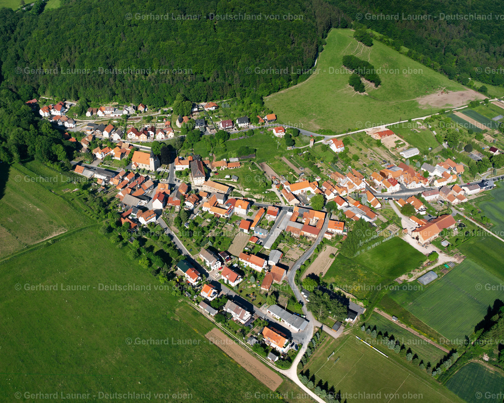 2634596 | BERNTERODE (BEI HEILBAD HEILIGENSTADT) 09.06.2006 Landwirtschaftliche Nutzflächen und Feldgrenzen  umsäumen das Siedlungsgebiet des Dorfes in Bernterode (bei Heilbad Heiligenstadt) im Bundesland Thüringen, Deutschland // Agricultural land and field boundaries surround the settlement area of the village  in Bernterode (bei Heilbad Heiligenstadt) in the state Thuringia, Germany Foto: Gerhard Launer