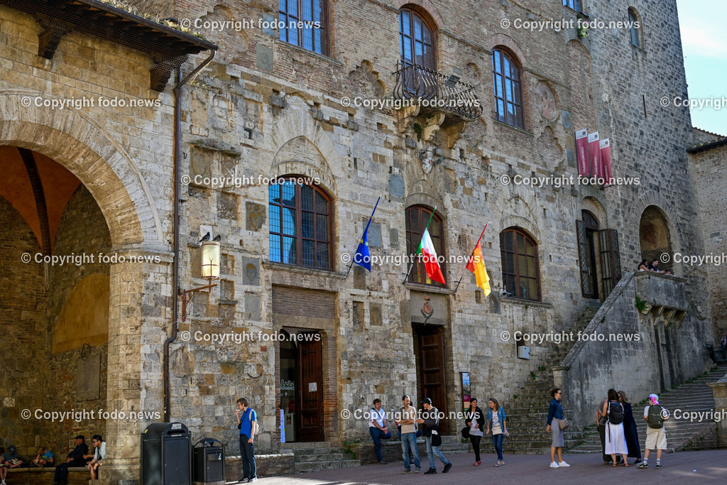 Italien_ Toskana_ San Gimignanao_ 26.05.2024-24 | 26.05.2024, Italien, ITA, Toskana, San Gimignano im Bild Stadtansichten Gebäude, Architektur, Touristen, Historisch, Ansichten der berühmten Stadt San Gimignano in der Toskana-Italien - View of the famous town San Gimignano in Tuscany-Italy


San Gimignano ist eine italienische Kleinstadt in der Toskana mit einem mittelalterlichen Stadtkern. San Gimignano wird auch die Stadt der Türme genannt. Die Stadt liegt in der Provinz Siena. Sie gehört neben Florenz, Siena und Pisa zu den von Touristen meist besuchten Zielen in der Toskana.