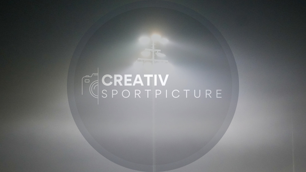 Fußball, Herren, Saison 2025/2026, Regionalliga Nordost, 15. Spieltag, FSV 63 Luckenwalde vs. Hertha BSC II, Freitag 07.11.2025, Werner-Seelenbinder-Stadion Luckenwalde, | Fußball, Herren, Saison 2025/2026, Regionalliga Nordost, 15. Spieltag, FSV 63 Luckenwalde vs. Hertha BSC II, Freitag 07.11.2025, Werner-Seelenbinder-Stadion Luckenwalde, Im Bild: Ein Flutlichtmast im Nebel geflutetem Werner-Seelenbinder-Stadion. - Realisiert mit Pictrs.com