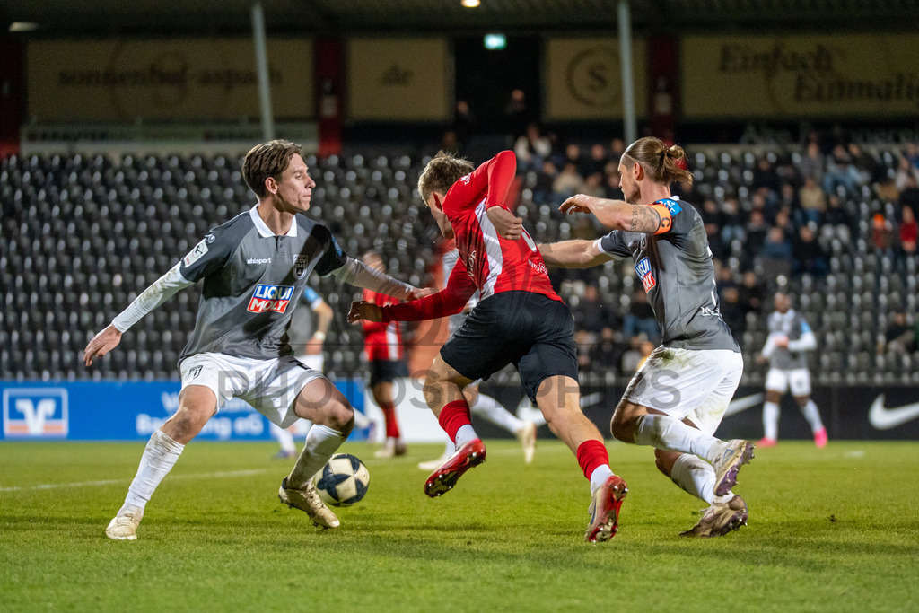 SG Sonnenhof Grossaspach vs. SSV Ulm 1846 Fussball, Fussball, WFV-Pokal, Viertelfinale, 01.04.2026 | Lukas Stoppel (SG Sonnenhof Grossaspach, #35) im Zweikampf mit Dennis Chessa (SSV Ulm 1846 Fussball, #11) und Max Brandt (SSV Ulm 1846 Fussball, #23),SG Sonnenhof Grossaspach vs. SSV Ulm 1846 Fussball, Fussball, WFV-Pokal, Viertelfinale, 01.04.2026
