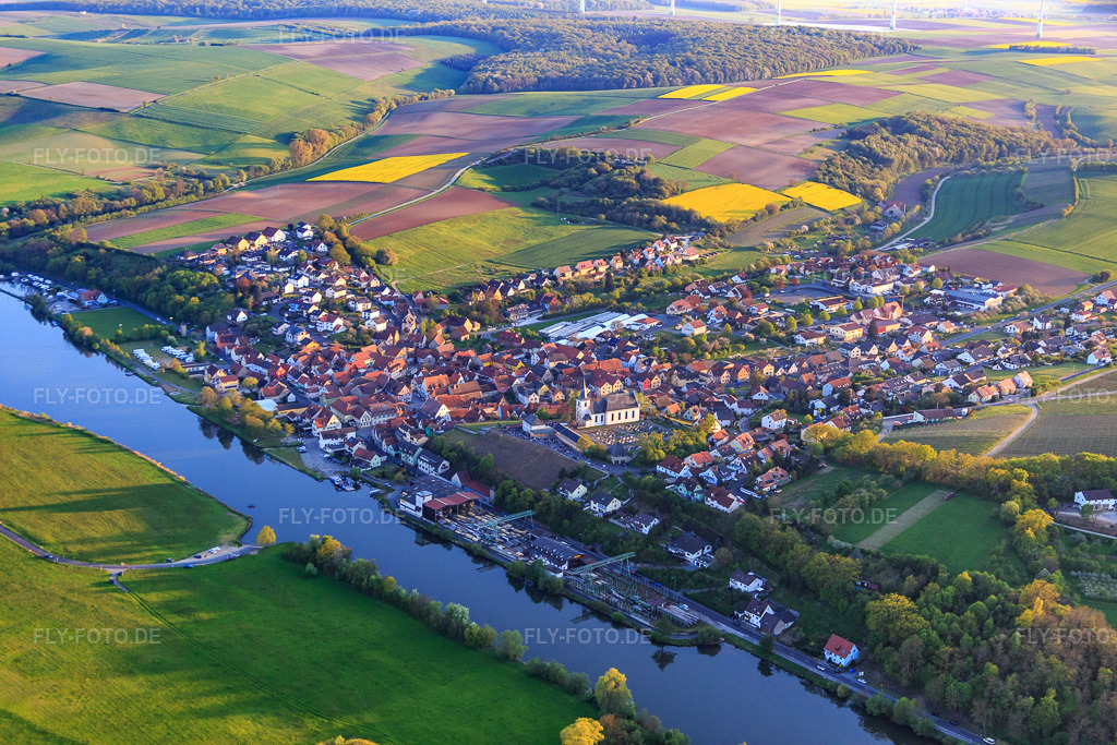 Luftbild: Dorfansicht am Mainufer von Norden in Wipfeld im Bundesland Bayern in Deutschland. Foto: IMG_087855.jpg vom 05.05.2016 durch Werner Riehm/FLY-FOTO.de