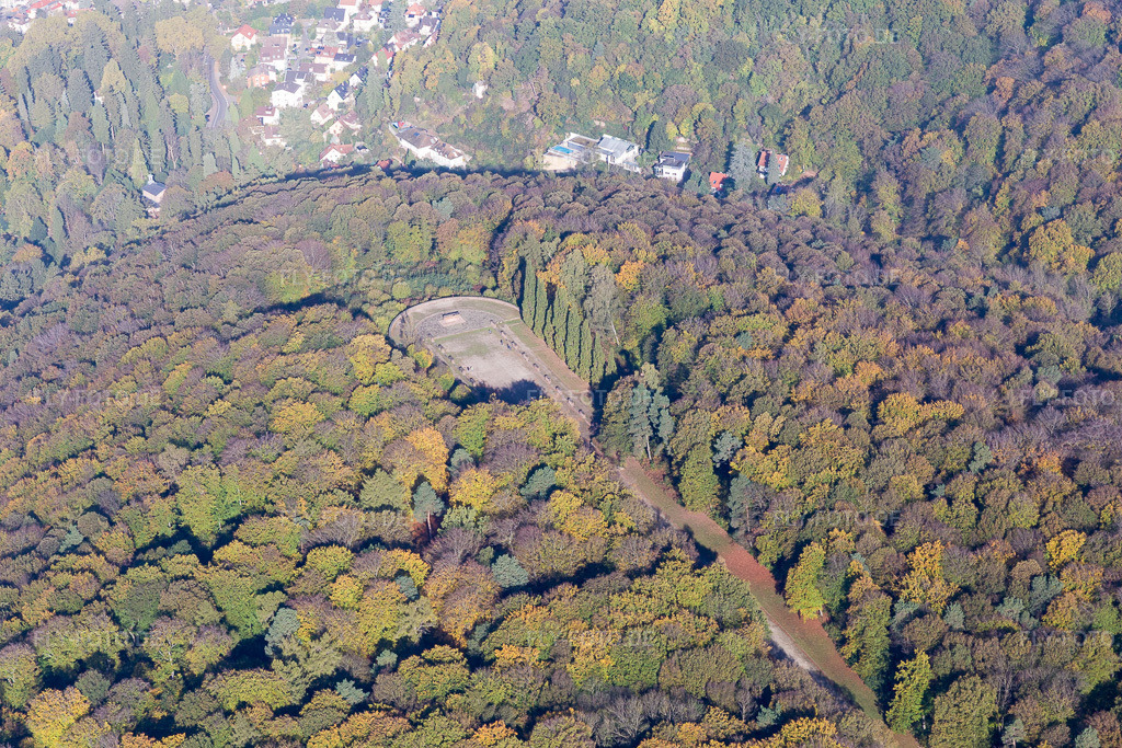 Luftbild: Ehrenfriedhof im Ortsteil Königstuhl in Heidelberg im Bundesland Baden-Württemberg in Deutschland. Foto: IMG_104165.jpg vom 31.10.2017 durch Werner Riehm/FLY-FOTO.de
