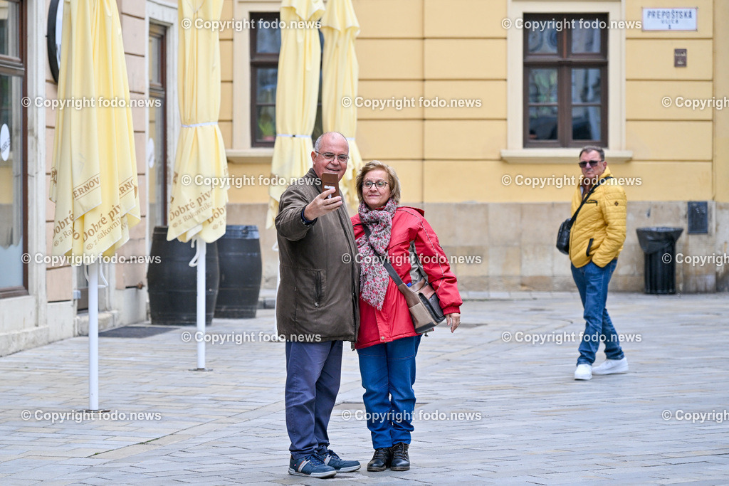 Slowakei_ Bratislavsky kraj_ Bratislava_ 08.10.2024-25 | 08.10.2024, Slowakei, SVK, Bratislavsky kraj, Bratislava, im Bild Bratislava, Stadtansichten, Gebauede, Sehenswurdigkeiten, Tourismus, Touristen, Cafe, Denkmal, Strasse, Donau, Bruecke, Schiff, Burg, Hrad, Ufo, Restaurant, Souvenier, Menschen, Bahnhof, Zug, Hauptstadt